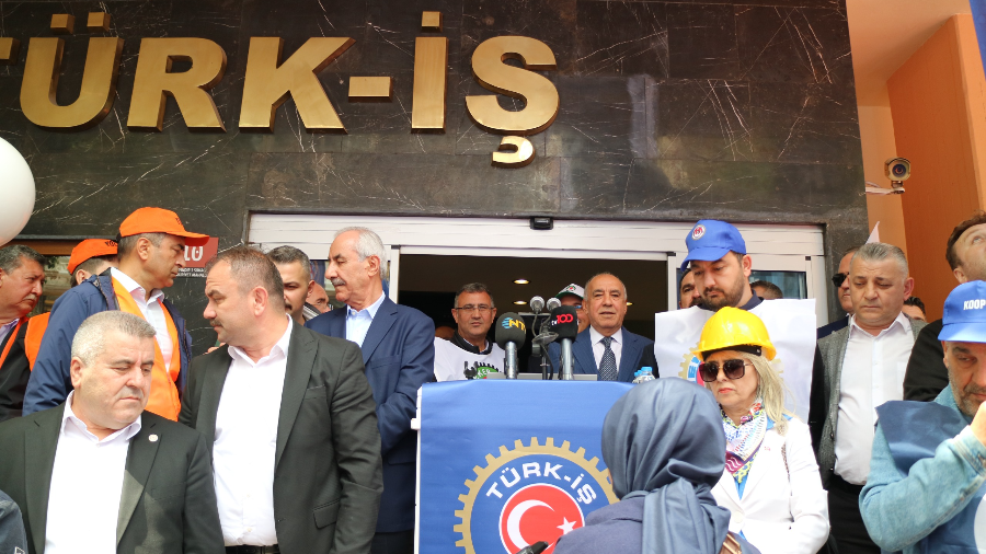TÜRK-İŞ GENEL MERKEZİ ÖNÜNDE BASIN AÇIKLAMASI GERÇEKLEŞTİRİLDİ